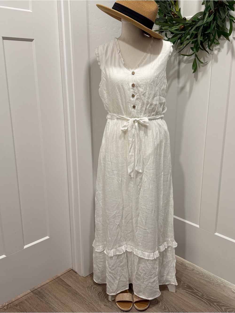 Elegant White Sleeveless Dress